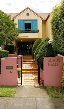 AAA Albion Manor Apartments And Motel - Accommodation Burleigh 2