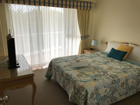 Fairways Golf & Beach Retreat - Accommodation Burleigh 6