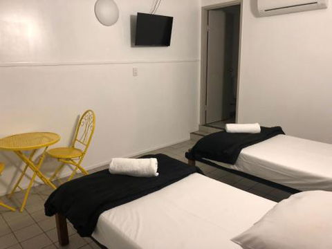 Airlie Waterfront Accommodation - Accommodation Burleigh 1