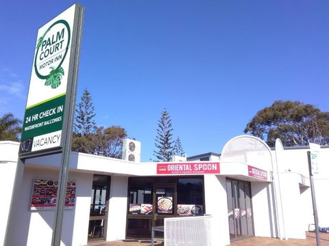 Palm Court Motor Inn - Accommodation Burleigh 4