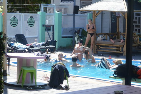 Youth Shack Backpackers - Hostel - Accommodation Burleigh 1