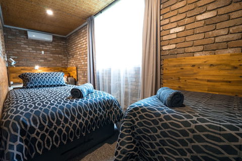 Farnham Court - Accommodation Burleigh 4