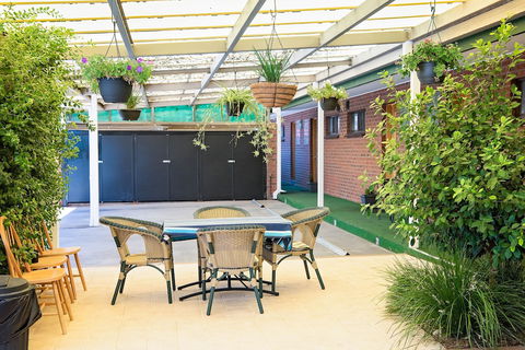 Elm Court Motel - Accommodation Burleigh 2