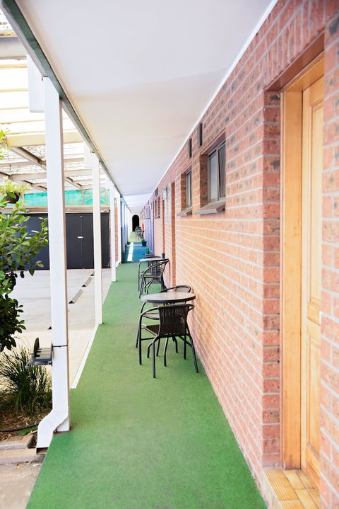 Elm Court Motel - Accommodation Burleigh 5