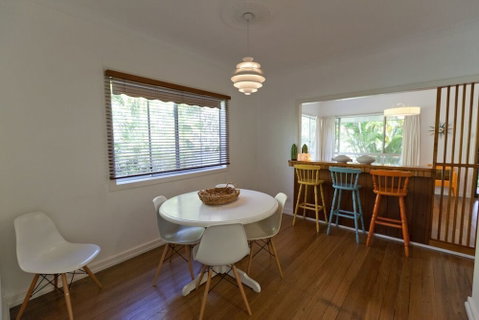 Ron's Beach House - Accommodation Burleigh 2