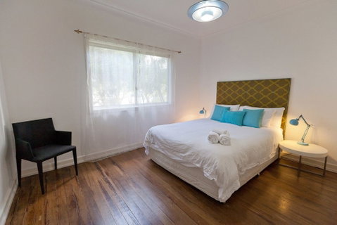 Ron's Beach House - Accommodation Burleigh 4