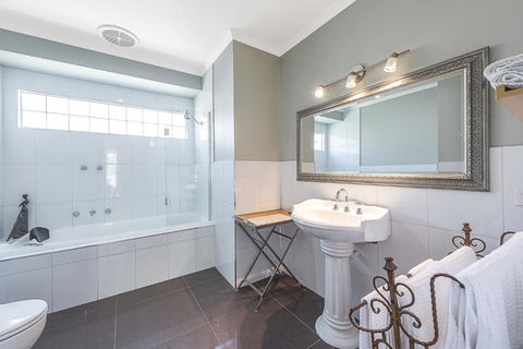 Amelina Cottages - Accommodation Burleigh 6