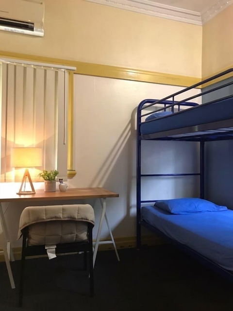 Banana Bender Backpackers - Accommodation Burleigh 3