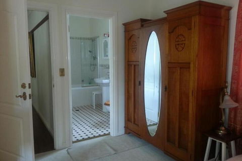 Grove Manor - Accommodation Burleigh 5