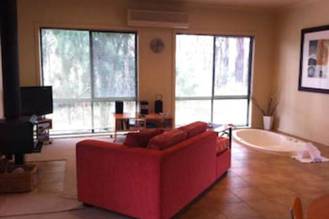 Idyllic Retreat For 4 People In Beautiful Otway Ranges, Recharge & Refresh In Hot Tub - Accommodation Burleigh 5