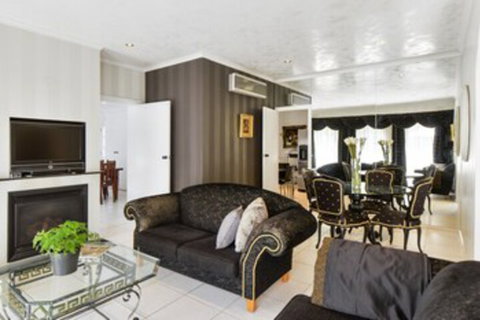 BOUTIQUE STAYS - Brighton Rose - Accommodation Burleigh 0