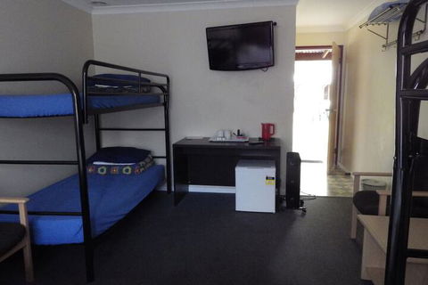 Walpole Lodge - Accommodation Burleigh 2