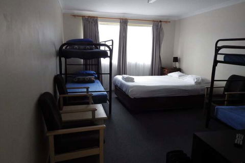 Walpole Lodge - Accommodation Burleigh 4