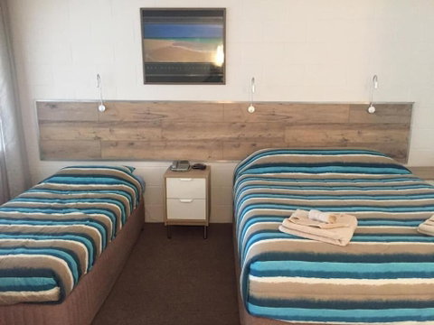A & A Motel - Accommodation Burleigh 5