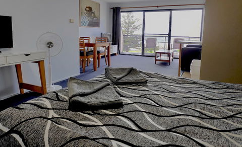 Beachhouse Mollymook - Accommodation Burleigh 5