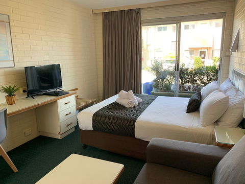 Crest Motor Inn - Accommodation Burleigh 6