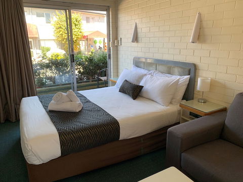 Crest Motor Inn - Accommodation Burleigh 2