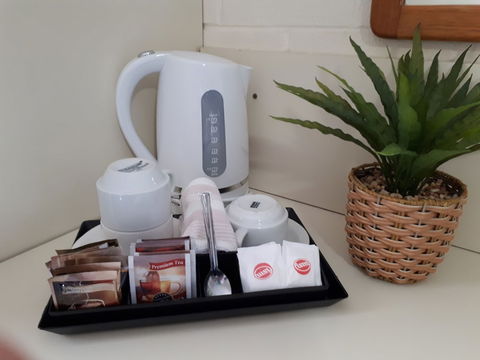 Crest Motor Inn - Accommodation Burleigh 4