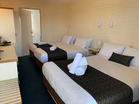 Crest Motor Inn - Accommodation Burleigh 5