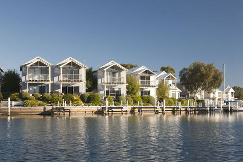Captains Cove Resort - Accommodation Burleigh 2