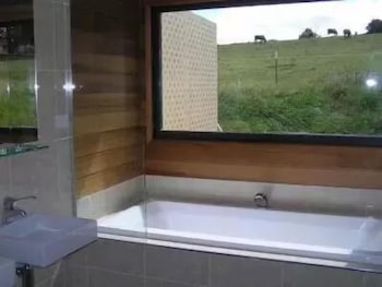 Gooromon Park Cottages - Accommodation Burleigh 5