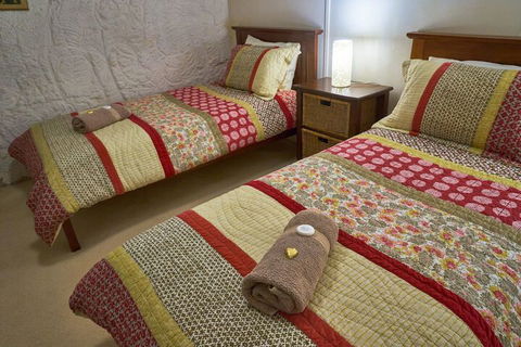 Underground Bed And Breakfast - Accommodation Burleigh 7