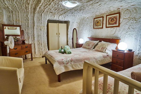 Underground Bed And Breakfast - Accommodation Burleigh 2