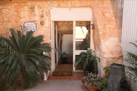 Underground Bed And Breakfast - Accommodation Burleigh 1