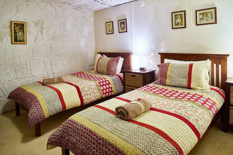 Underground Bed And Breakfast - Accommodation Burleigh 6