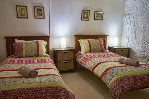 Underground Bed And Breakfast - Accommodation Burleigh 5