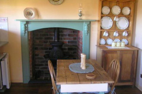 Valleyfield Cottage - Accommodation Burleigh 5