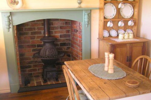 Valleyfield Cottage - Accommodation Burleigh 1
