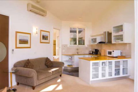 The Gatehouse At Villa Raedward - Accommodation Burleigh 1