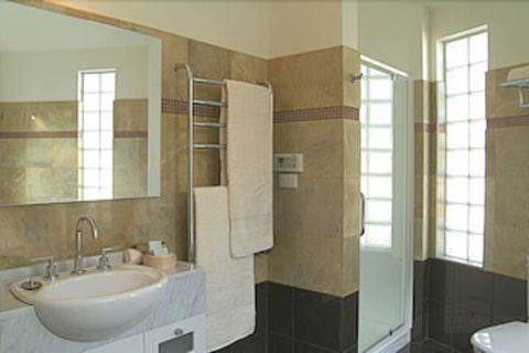 The Gatehouse At Villa Raedward - Accommodation Burleigh 2