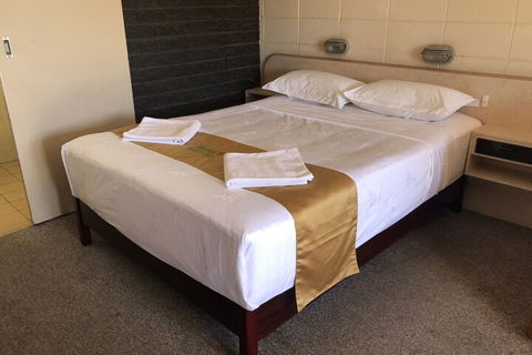Inland Oasis Motel - Accommodation Burleigh 5