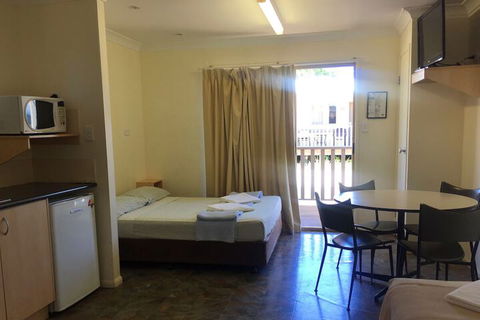 Inland Oasis Motel - Accommodation Burleigh 4