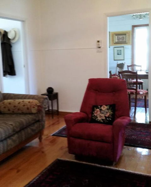 C & As Cottage - Accommodation Burleigh 1