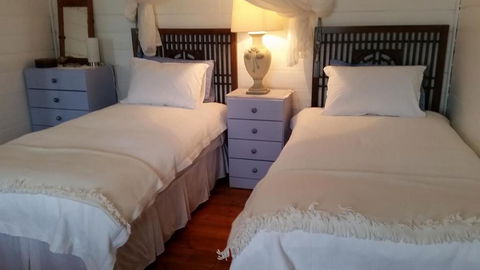 C & As Cottage - Accommodation Burleigh 4