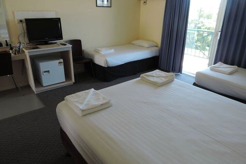 Comfort Inn The Lakes - Accommodation Burleigh 5