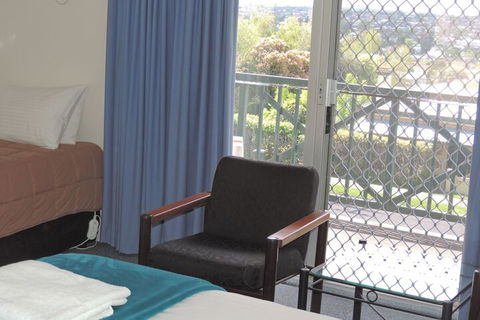 Comfort Inn The Lakes - Accommodation Burleigh 2