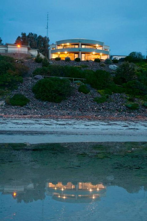 Cliff House Beachfront Villas - Accommodation Burleigh 6