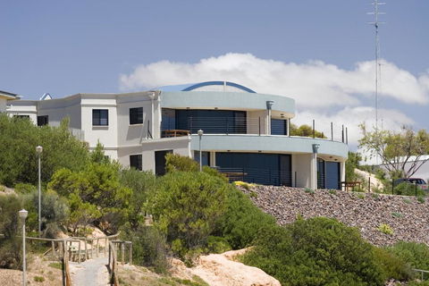 Cliff House Beachfront Villas - Accommodation Burleigh 2