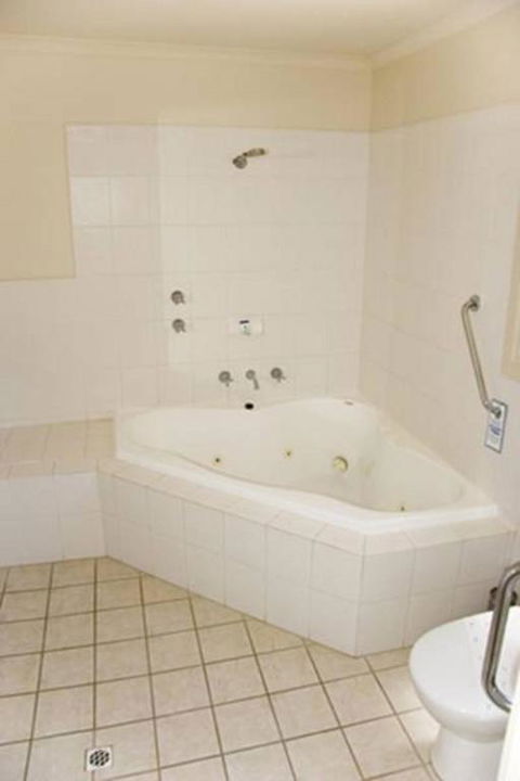 Cliff House Beachfront Villas - Accommodation Burleigh 4