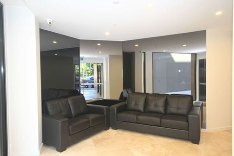 RNR Serviced Apartments North Melbourne - Accommodation Burleigh 2
