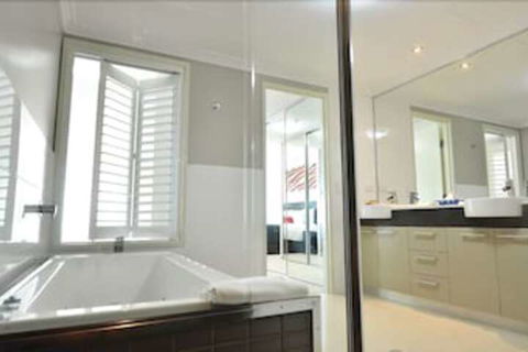 C2 Esplanade Serviced Apartments - Accommodation Burleigh 2