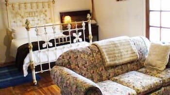 Albury Cottages - Accommodation Burleigh 2