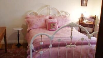 Albury Cottages - Accommodation Burleigh 4