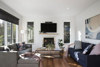 Azure - Accommodation Burleigh 0
