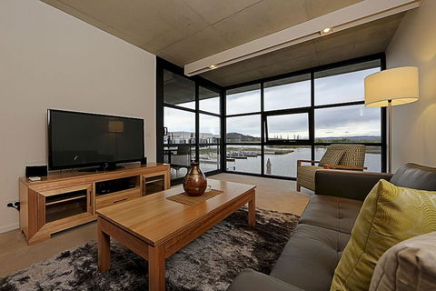 Accommodate Canberra - Dockside - Accommodation Burleigh 2