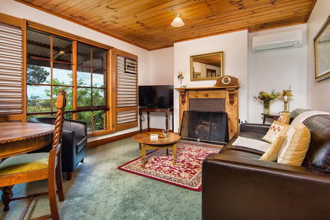 Wagners Cottages - Accommodation Burleigh 5